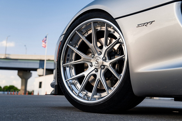 Фото дисков Strasse Wheels SM6R Deep Concave FS Глянцевый лак на Dodge Viper
