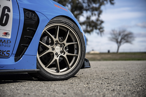 Фото дисков Rotiform LTN-J Сатиновая шампань на Toyota GT86