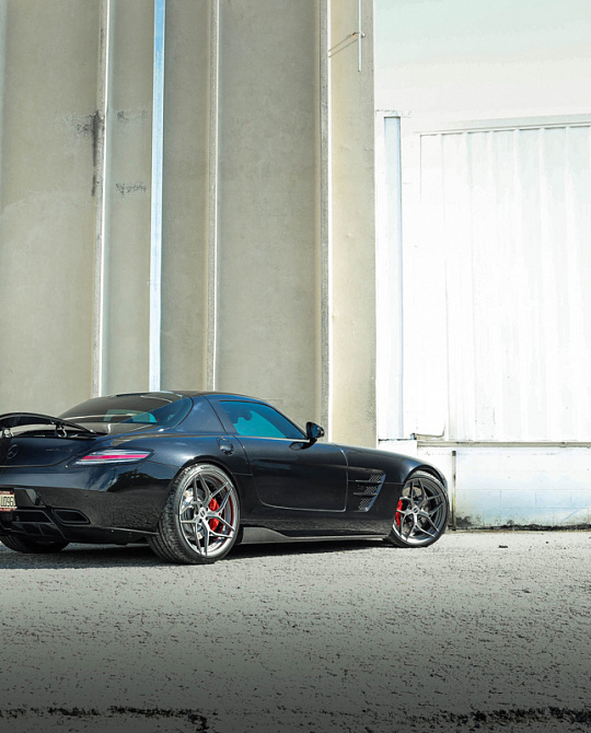 Фото дисков PF7 Сатиновый графит на Mercedes-Benz SLS AMG