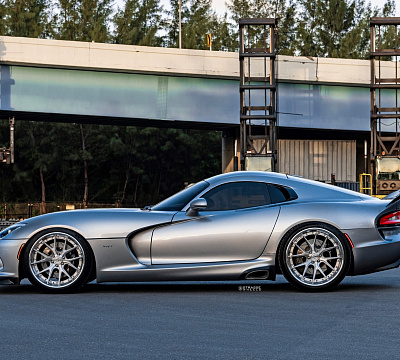 Фото дисков Strasse Wheels SM6R Deep Concave FS на Dodge Viper