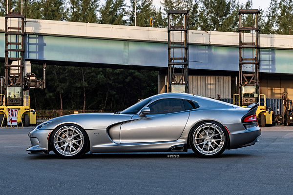 Фото дисков Strasse Wheels SM6R Deep Concave FS Глянцевый лак на Dodge Viper