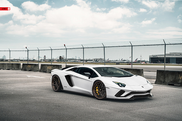 Фото дисков Anrky AN36 Сатиновая темная бронза на Lamborghini Aventador