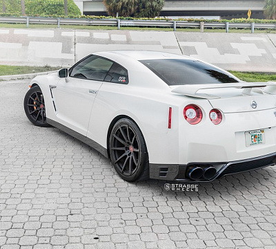 Фото дисков Strasse Wheels R10 Deep Concave Monoblock на Nissan GT-R