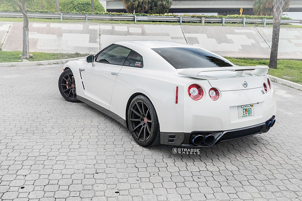 Фото дисков Strasse Wheels R10 Deep Concave Monoblock Черный сатин на Nissan GT-R