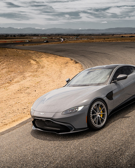 Фото дисков C111 Глянцевый лак на Aston Martin DBS 3