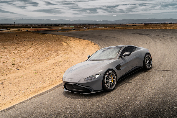 Фото дисков CEC C111 Глянцевый лак на Aston Martin DBS 3