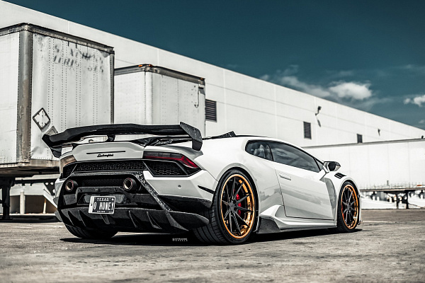 Фото дисков Strasse Wheels SV10 Deep Concave FS Другой цвет на Lamborghini Huracan