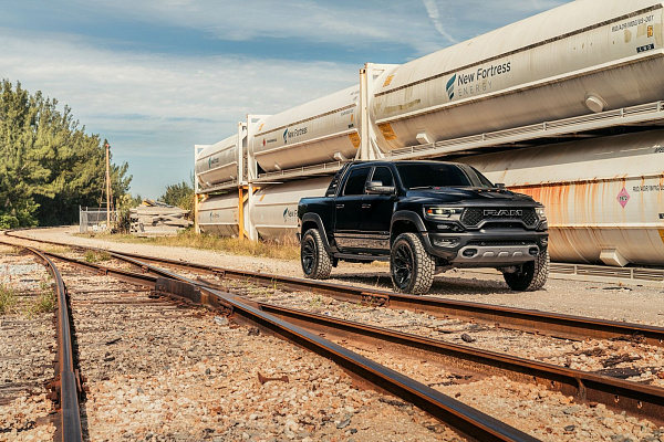 Фото дисков 4PLAY 4P83 Черный глянец на Ram 1500 V