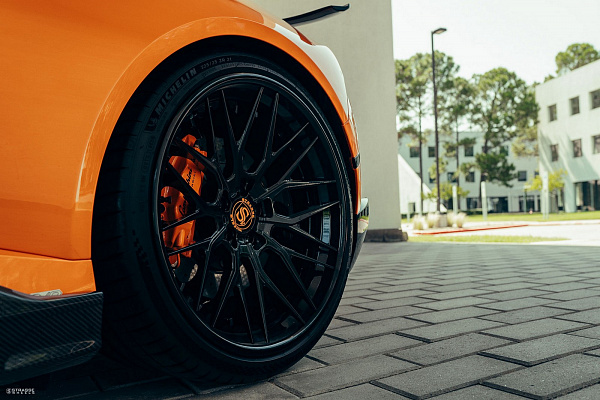 Фото дисков Strasse Wheels SV10M Deep Concave FS Черный глянец на Lamborghini Huracan