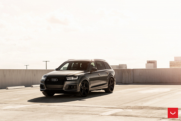 Фото дисков Vossen HF-1 Глянцевый темный лак на Audi Q7 (4M)