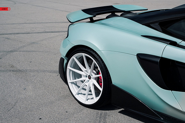 Фото дисков Anrky AN18 Белый глянец на McLaren 600