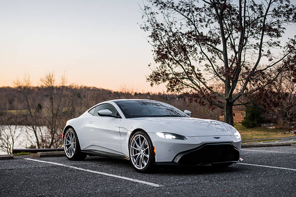 Фото дисков HRE P204 Серебро на Aston Martin Vantage 4