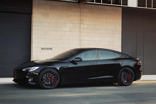 Фото дисков Strasse Wheels SM7T Deep Concave Черный глянец на Tesla Model S
