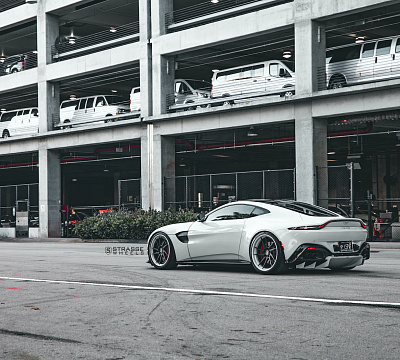 Фото дисков Strasse Wheels SV1T Deep Concave FS на Aston Martin Vantage 2