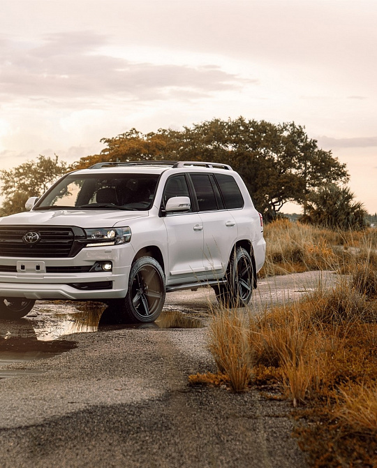 Фото дисков AN35 Черный сатин на Toyota Land Cruiser 300