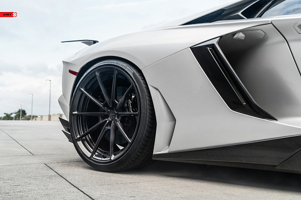 Фото дисков Anrky AN28 Глянцевый графит на Lamborghini Aventador