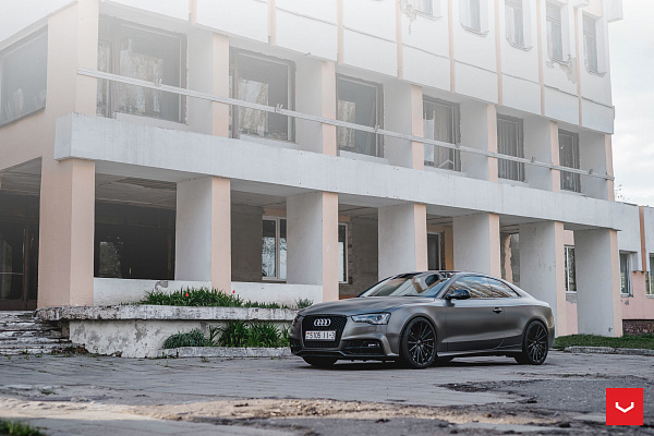 Фото дисков Vossen VFS-2 Черный глянец на Audi A/S/RS 5 (8T)