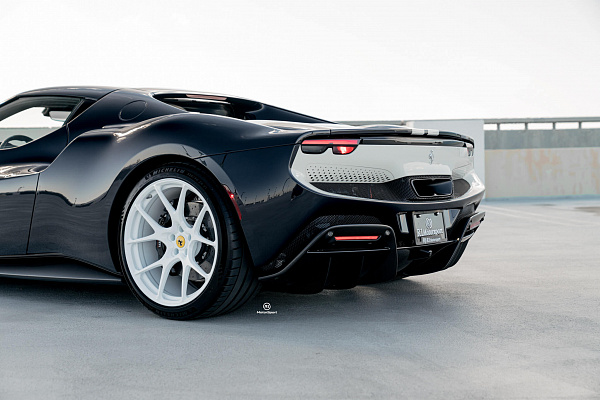 Фото дисков HRE 521M Белый глянец на Ferrari 296