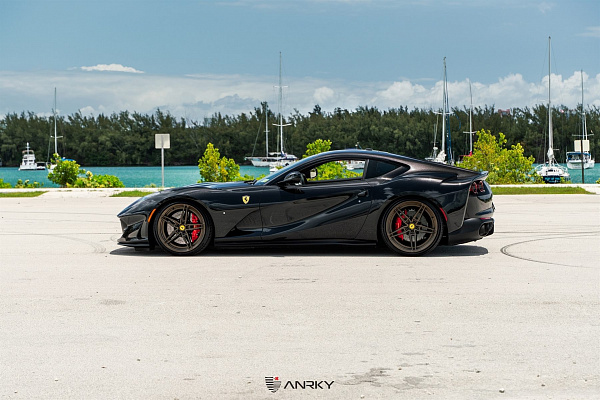 Фото дисков Anrky AN27 Сатиновая темная бронза на Ferrari 812