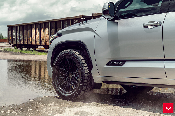 Фото дисков Vossen HF6-5 Черный глянец на Toyota Sequoia III