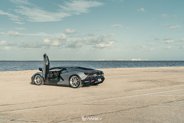 Фото дисков Anrky XR-301 Глянцевый лак на Lamborghini Revuelto