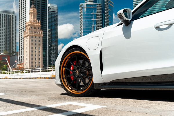 Фото дисков Strasse Wheels SV10 Deep Concave FS Черный глянец на Audi E-tron GT
