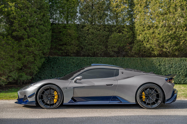 Фото дисков AL13 R10 Черный глянец на Maserati MC20