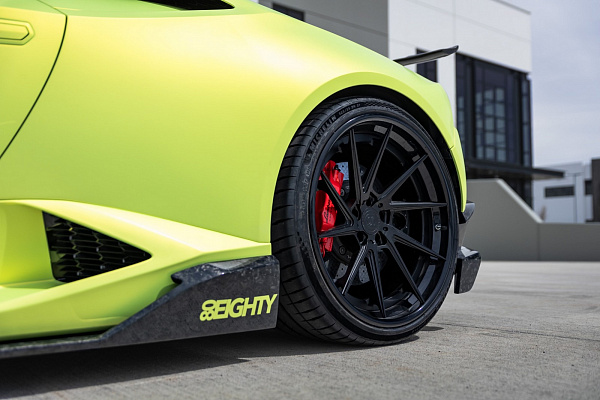 Фото дисков Strasse Wheels SV10T Deep Concave FS Черный глянец на Lamborghini Huracan