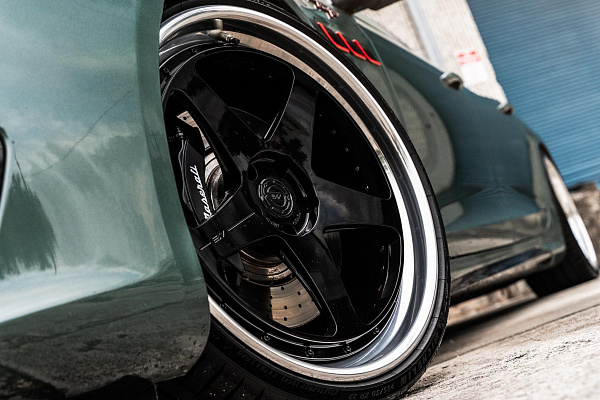 Фото дисков AL13 C005R Черный глянец на Maserati Quattroporte VI