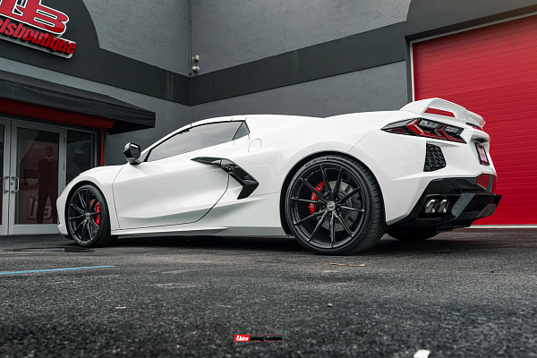 Фото дисков HRE P104SC Черный глянец на Chevrolet Corvette C8