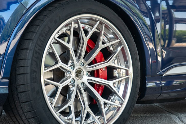 Фото дисков Brixton Forged CM6-R Полированный лак на Audi Q7 (4M)