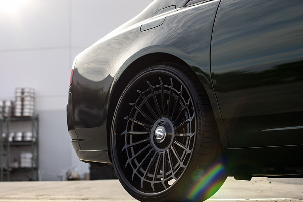 Фото дисков Savini SL7 Черный глянец на Rolls-Royce Ghost I