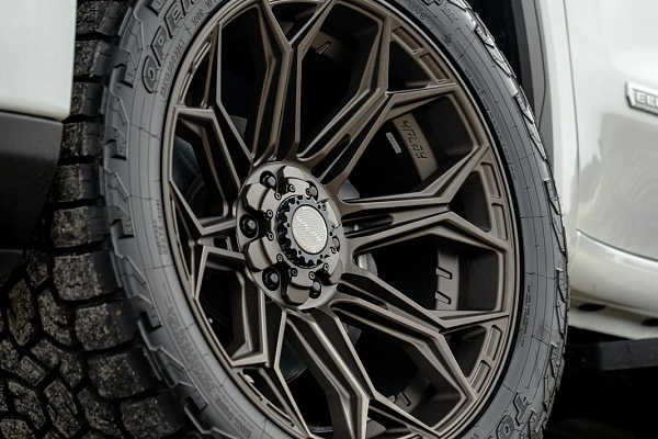 Фото дисков 4PLAY 4P83 Сатиновая темная бронза на GMC Sierra IV
