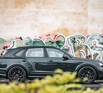 Фото дисков Kahn Type 57 RS на Bentley Bentayga