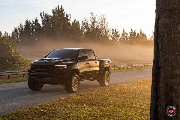 Фото дисков Vossen LC3-01T Глянцевая шампань на Ram 1500 V