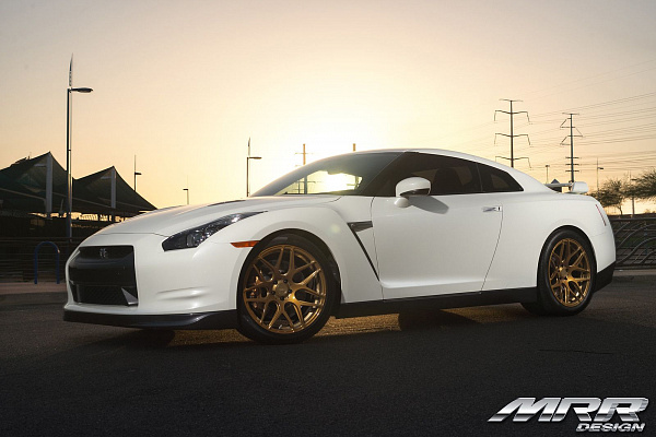 Фото дисков MRR FS01 Глянцевое золото на Nissan GT-R