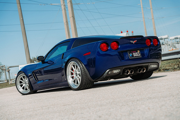 Фото дисков Strasse Wheels R10 Track Глянцевый лак на Chevrolet Corvette C6