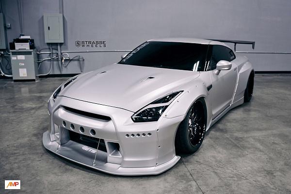 Фото дисков Strasse Wheels SV8 Signature Черный глянец на Nissan GT-R