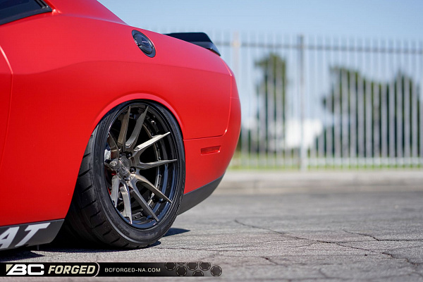 Фото дисков BC Forged HCA162 Глянцевый темный лак на Dodge Challenger III