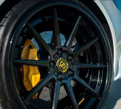 Фото дисков Strasse Wheels R10 Deep Concave FS на Aston Martin Vanquish 2