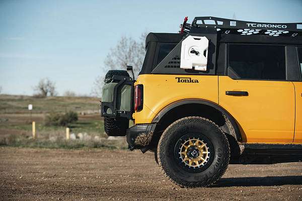 Фото дисков Black Rhino TUSK Сатиновое золото на Ford Bronco