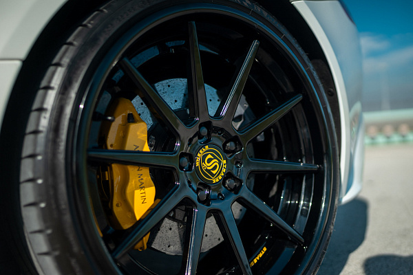 Фото дисков Strasse Wheels R10 Deep Concave FS Черный глянец на Aston Martin Vanquish 2
