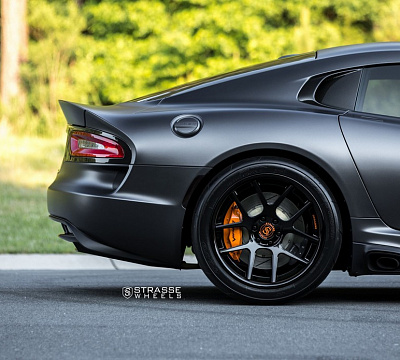 Фото дисков Strasse Wheels SM5 Deep Concave на Dodge Viper