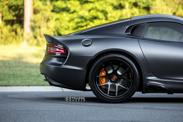 Фото дисков Strasse Wheels SM5 Deep Concave Черный глянец на Dodge Viper