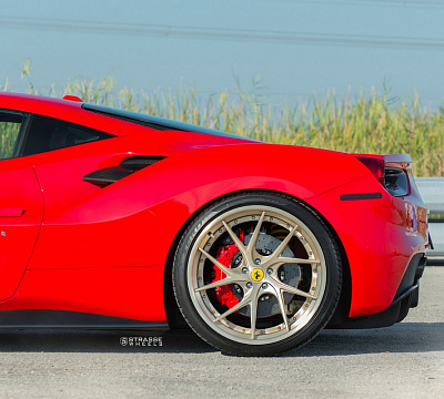 Фото дисков Strasse Wheels SM5RT Deep Concave FS на Ferrari 488