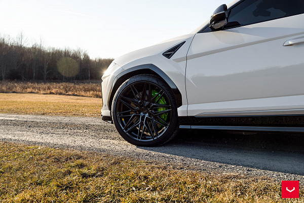 Фото дисков Vossen HF-7 Черный глянец на Lamborghini Urus