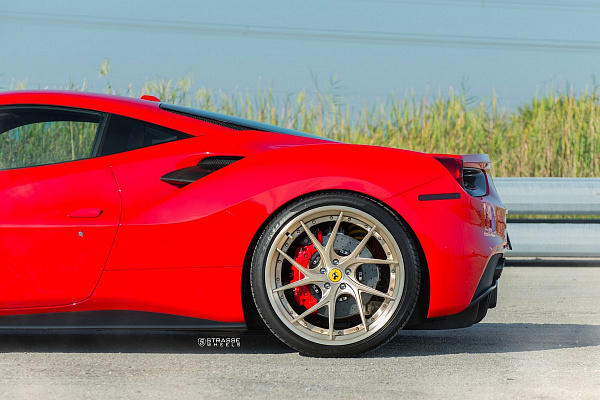 Фото дисков Strasse Wheels SM5RT Deep Concave FS Сатиновая шампань на Ferrari 488