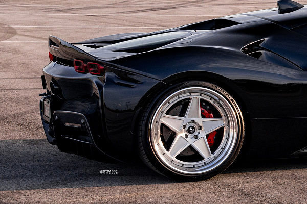 Фото дисков Strasse Wheels F5 Track Глянцевый лак на Ferrari SF90
