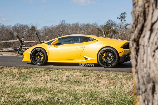 Фото дисков Strasse Wheels SM5R Deep Concave FS Черный глянец на Lamborghini Huracan