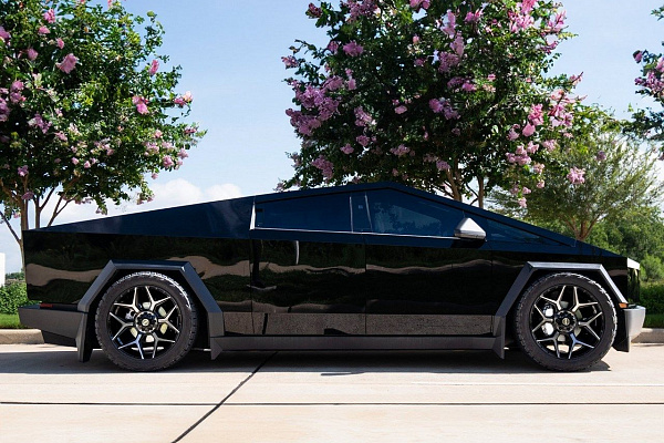 Фото дисков 4PLAY 4P06  на Tesla Cybertruck